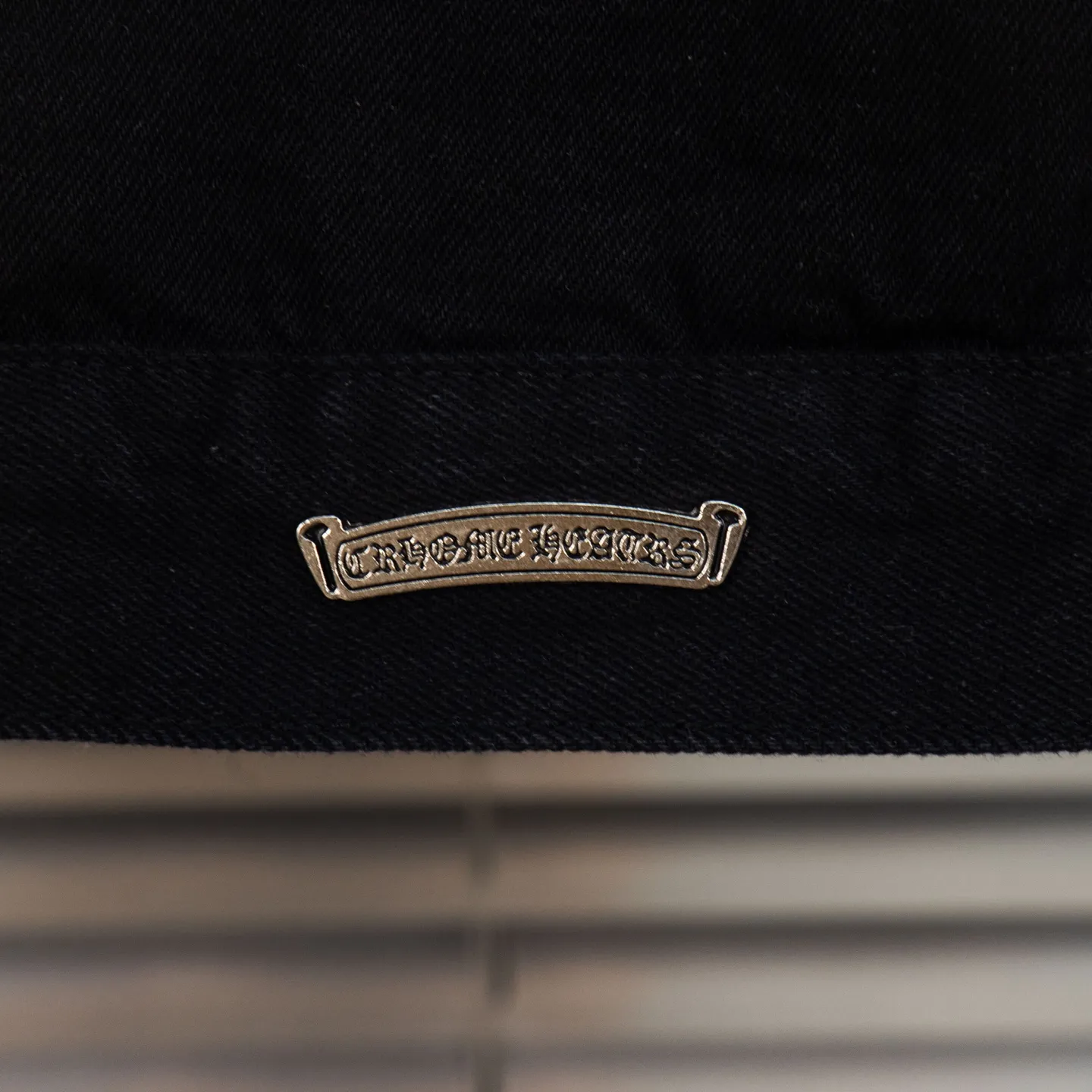 P360 high version (lamb wool) Chrome Hearts Chrome Hearts colorful patchwork lamb fur collar jacket, the same style as the Internet celebrity star's cross-printed denim jacket, the unique cross design element is full of design. It is made of 100% denim cotton fabric with heavy coarse yarn count, which ensures a stiff and tough silhouette while being soft, comfortable and breathable. The lapel is designed with silver buttons and is full of texture. The classic white cross logo is all over the dress, making it a perfect versatile style for spring and summer! The original loose version is made of high-quality pure cotton fabrics. The fabric pattern is high-definition and delicate without burrs. It is comfortable and breathable to wear. All the buttons are molded and customized. It is casual and fashionable and can be matched with any bottoms. It can be windproof and sunproof in spring and summer. It can be worn outside in autumn and winter! Easily concave shape makes you look slimmer and taller, perfect for both men and women! Style number: 1838# Color: Black Size: S M L XL